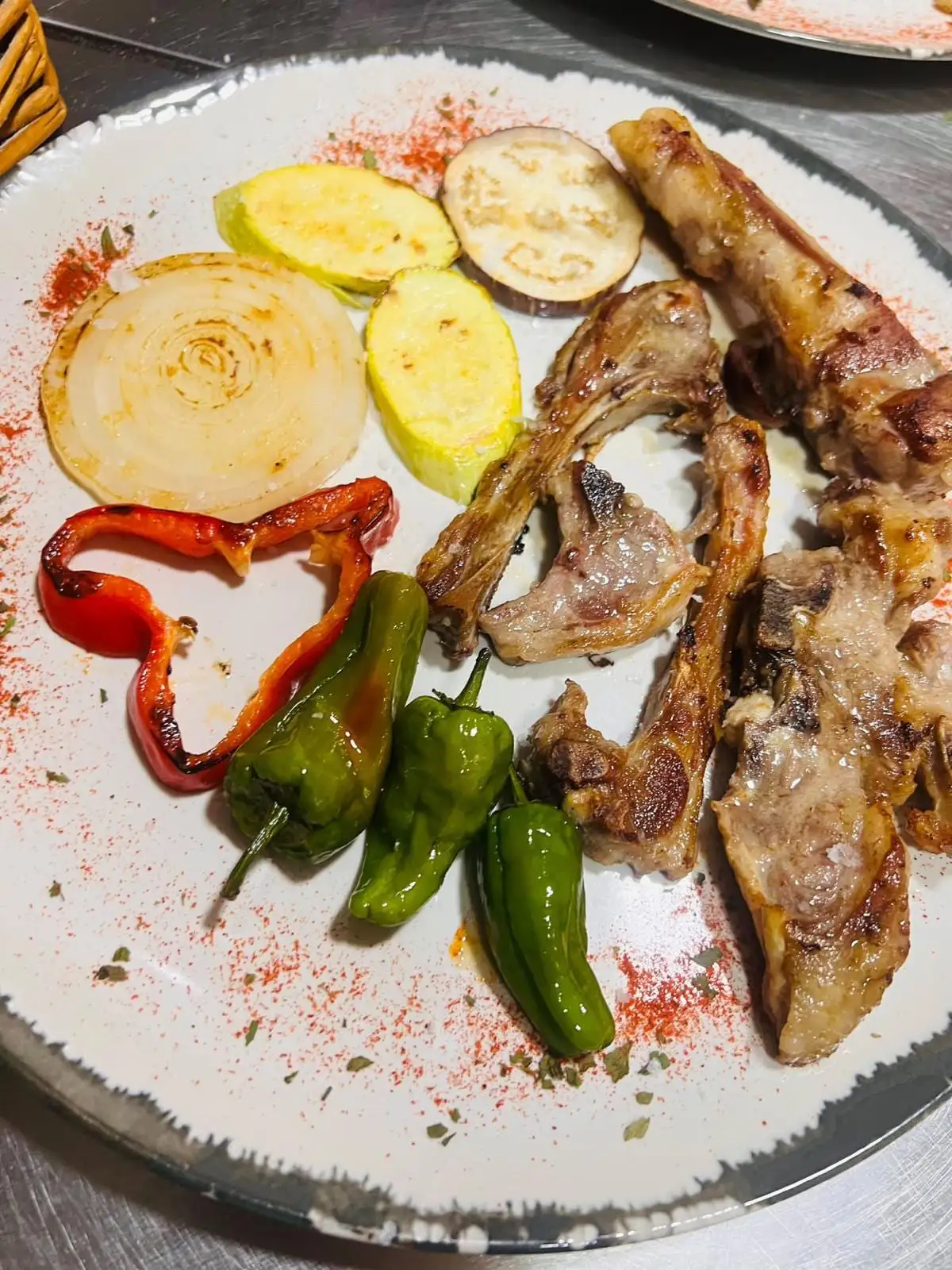 Lamb chops from the grill with grilled vegetables: courgette, aubergine, onion and red pepper.